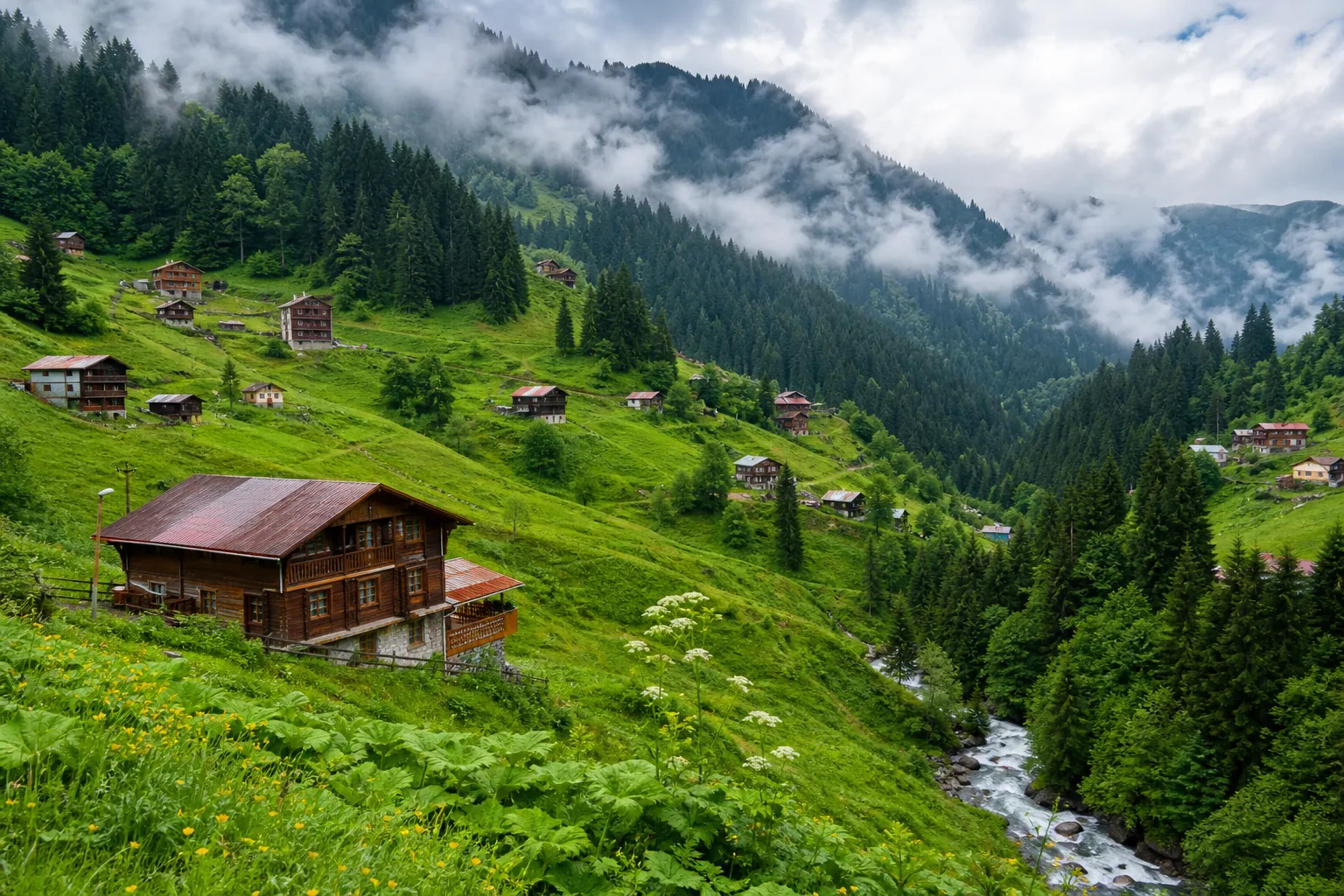 Ayder yaylası, sisli Karadeniz yamaçları ve ahşap yayla evleri