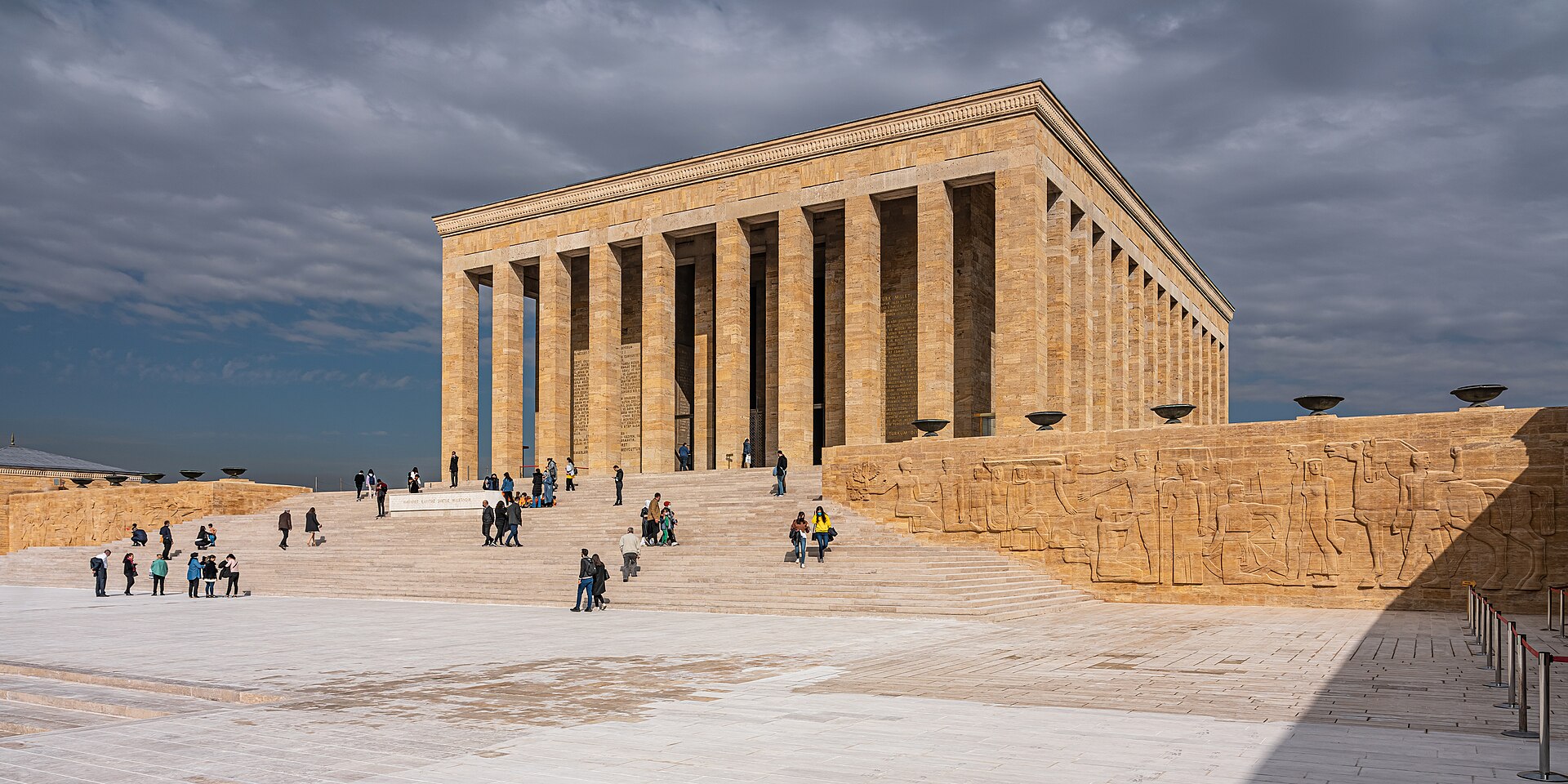Anıtkabir Şeref Holü'ne çıkan basamaklar, kolonatlar ve anıtın taş mimarisi