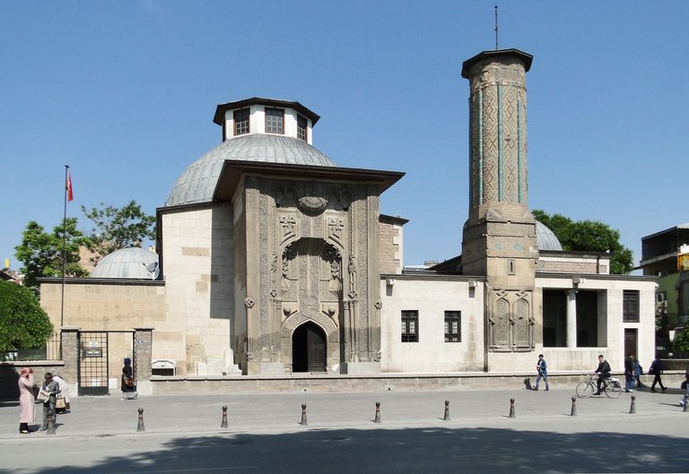 Konya İnce Minareli Medrese'nin taş işçiliğiyle bezeli taç kapısı ve minaresi