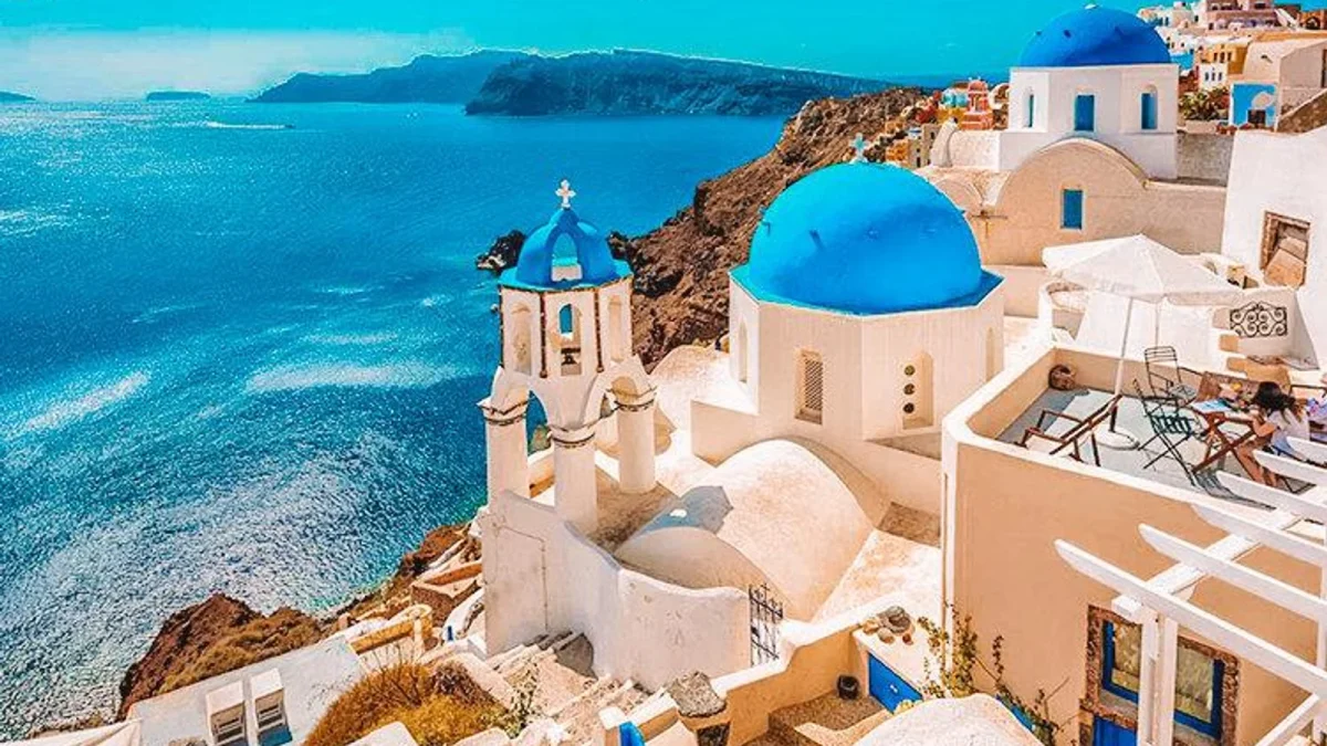 Kos Adası turunu tanıtan mavi kubbeli Egeo kıyısı manzarası