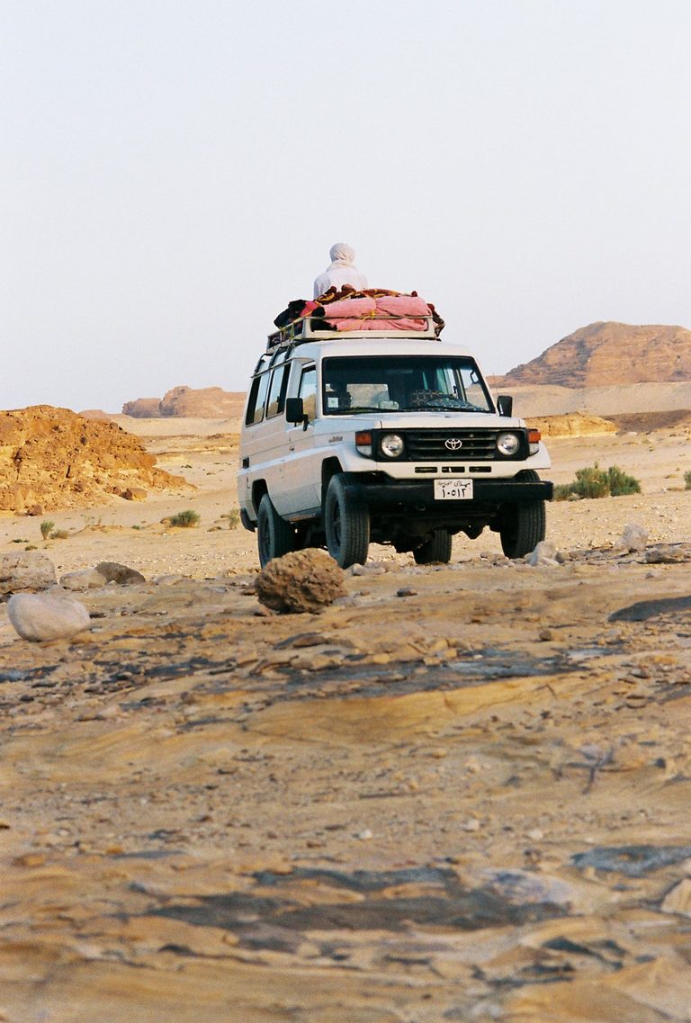 Sina Çölü safari aracı