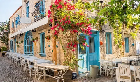 Alaçatı taş evleri ve begonvilli sokakları