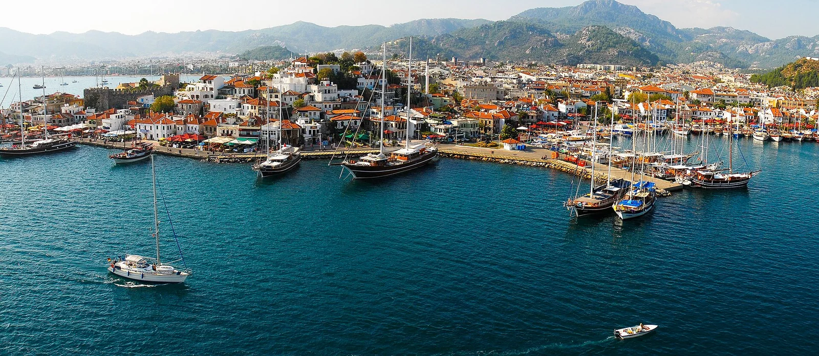 Marmaris limanı ve Egeo kıyılarının havadan görünümü